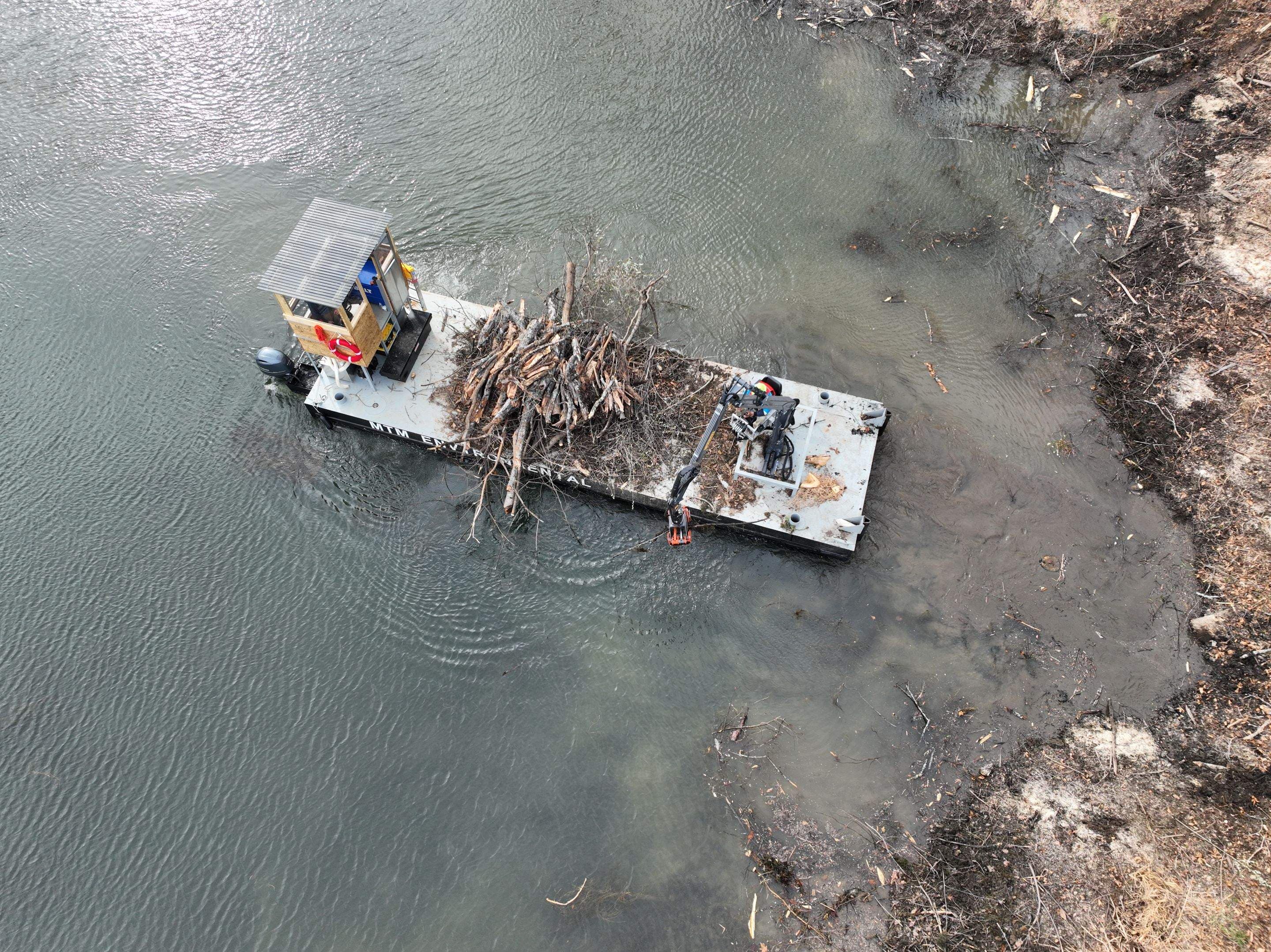 Grapple Barge Reach and Lifting