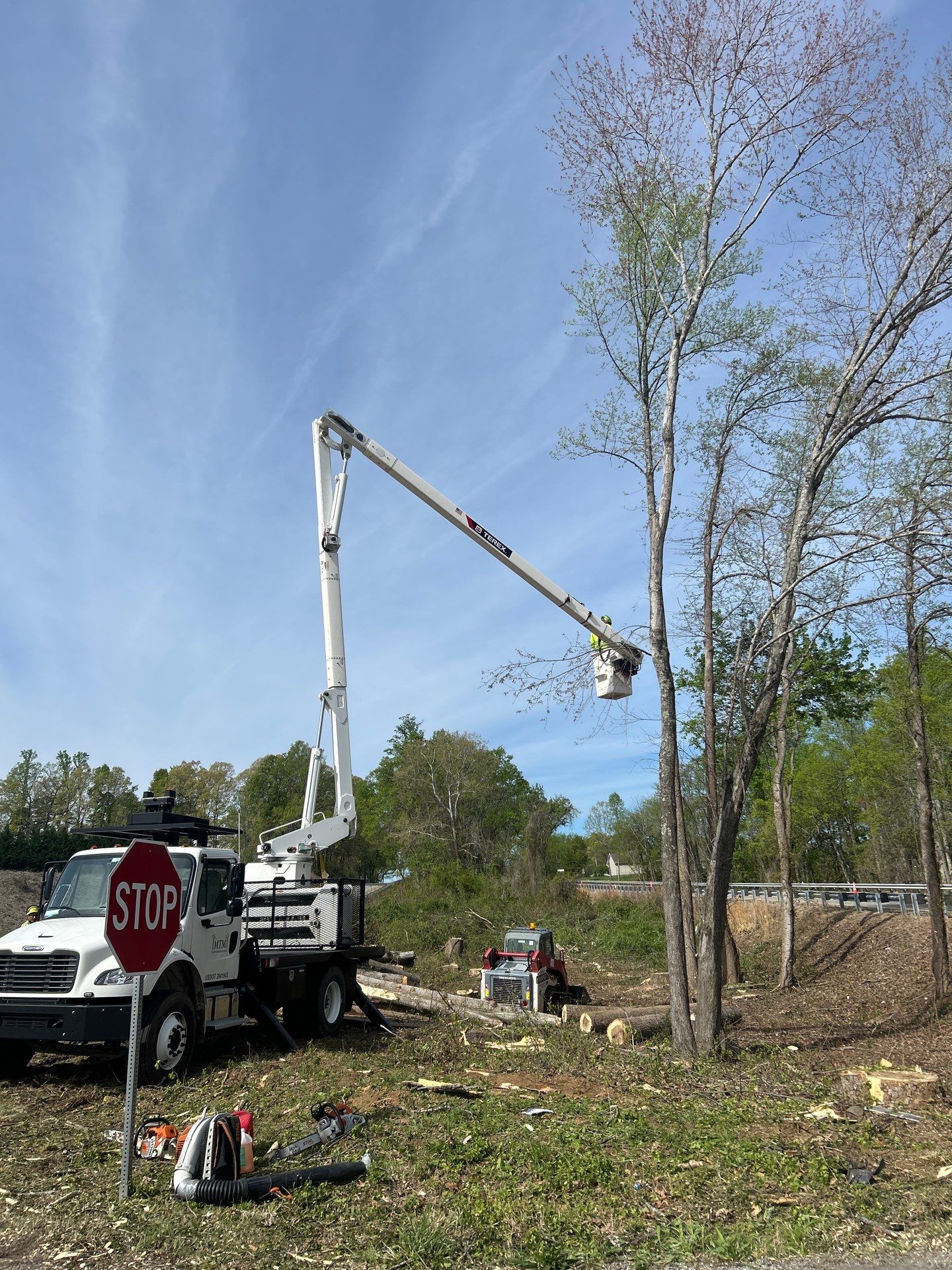 Bucket truck rotating to work angle