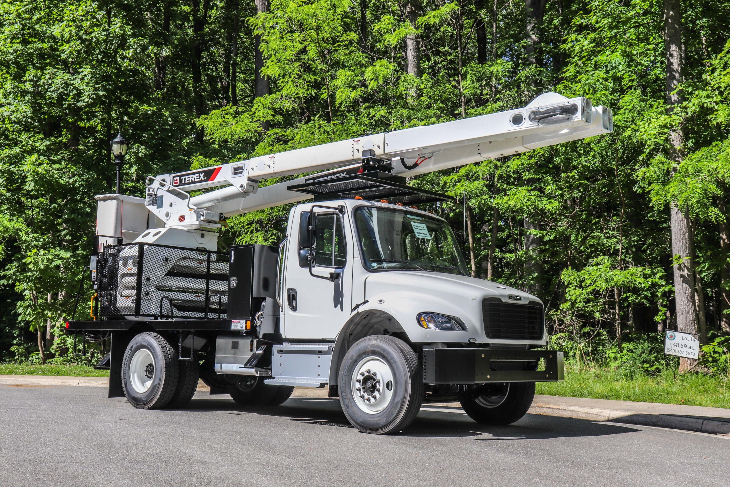 Bucket truck side-by-side boom configuration